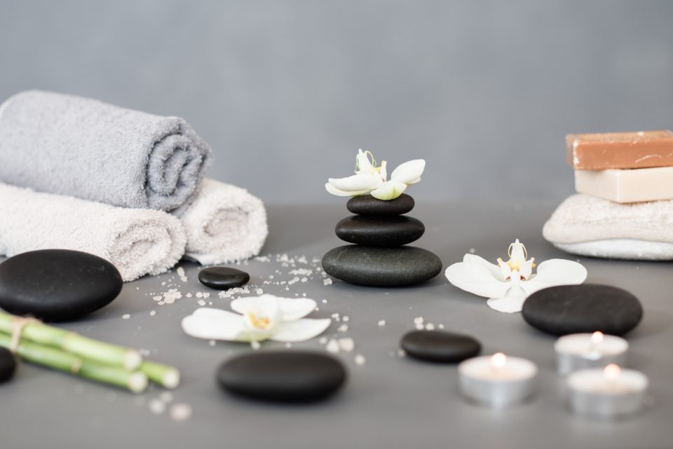 Pierres de spa et serviettes douces préparées pour un soin