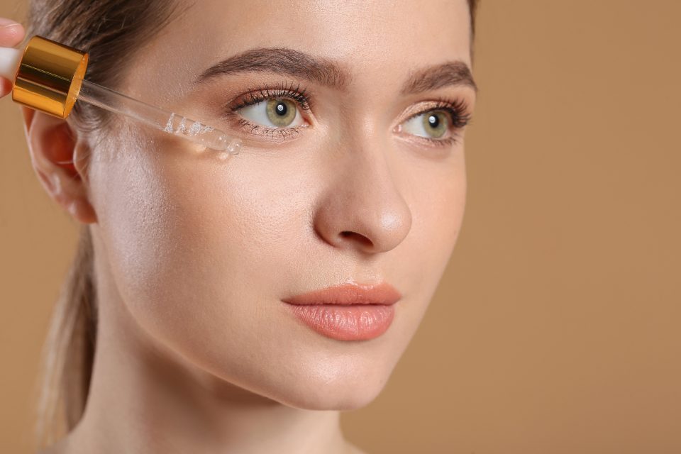 Application d'un sérum lors d'un soin de la peau