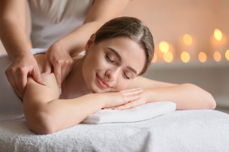 Massage relaxant aux bougies à la Maison Solène, institut de beauté à Ngor